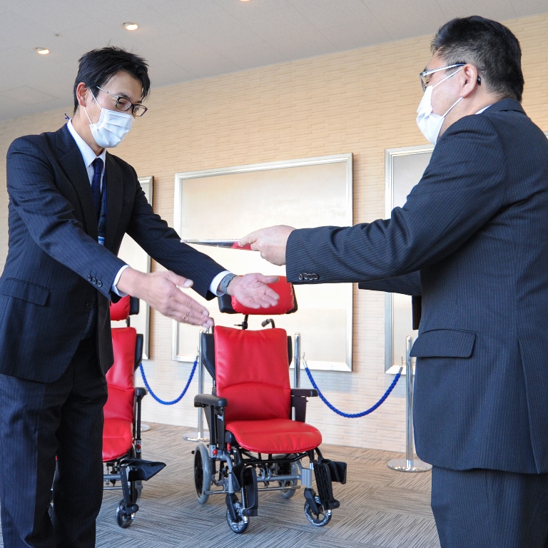 株式会社 美創産業さまから車いすを贈呈いただきました